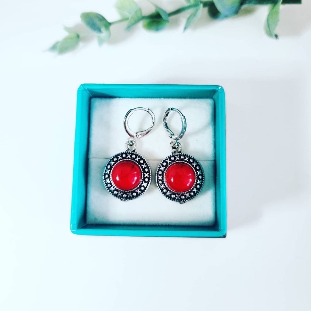 Beautiful Coral Vintage style earrings ✨